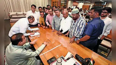 Gadkari orders civic bodies to resolve citizen issues on war footing