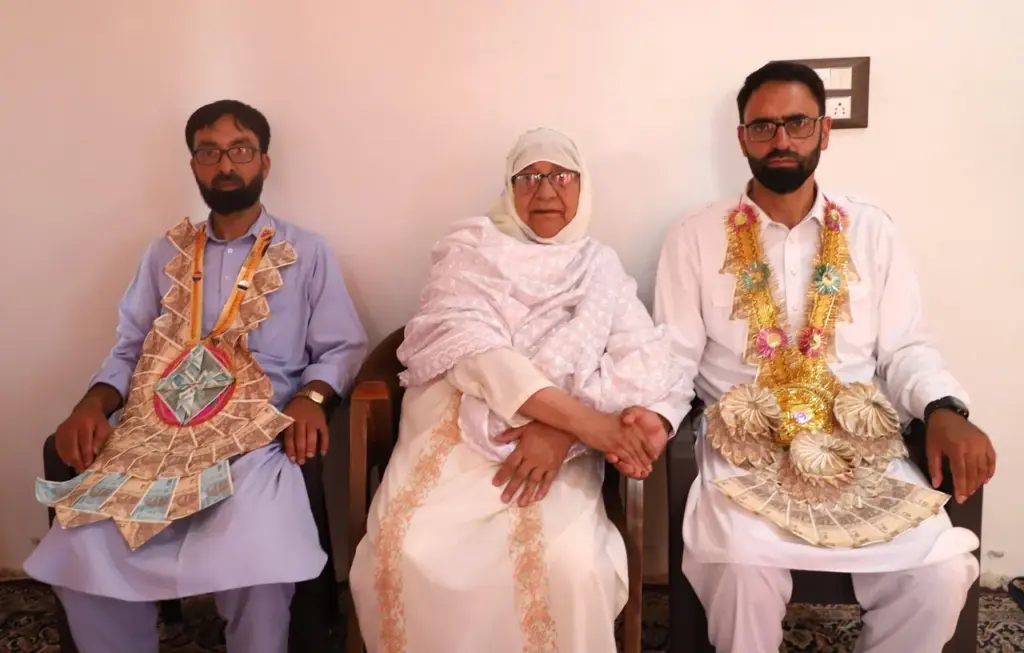 Two Kani weavers from Kashmir get National Handloom Award