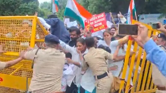 Khargone nursing students storm MP office over pending exams