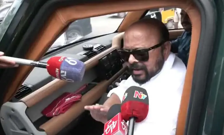 Konda Murali meets Dy CM amid daughter's remarks row