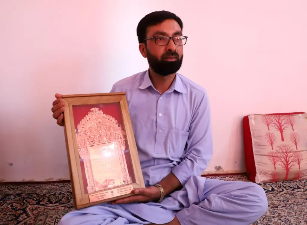 Two Kani weavers from Kashmir get National Handloom Award