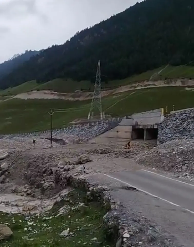 Cloudburst triggers mudslides on Srinagar-Leh highway near Sonamarg