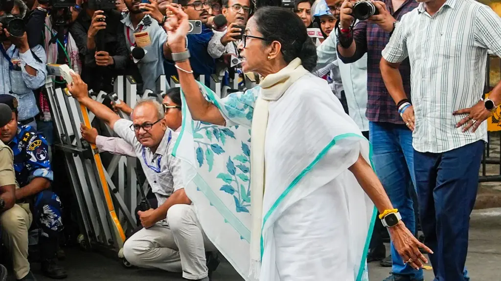 SC notices to 20 rebel TMC MPs on disqualification plea