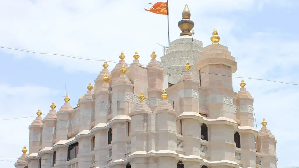 Fadnavis orders probe into Siddhivinayak Temple donation row