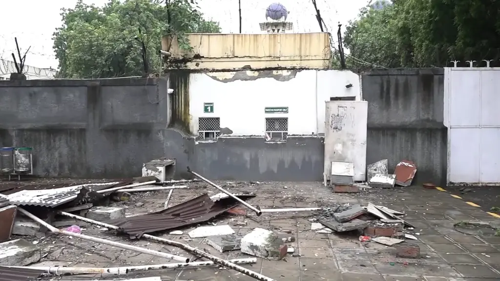 Delhi demolishes structures outside Pakistan High Commission after Islamabad move