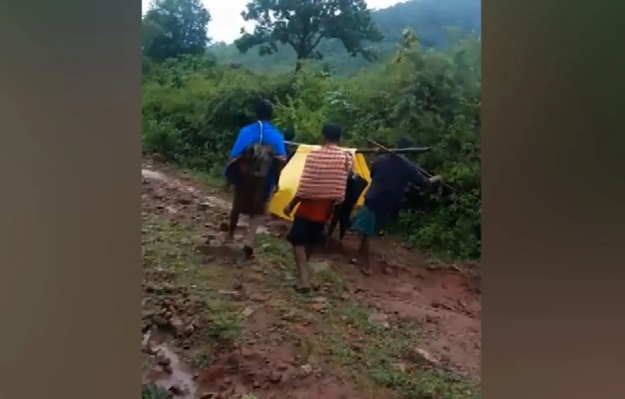 Pregnant woman carried 3km on cot in Odisha, delivers in ambulance