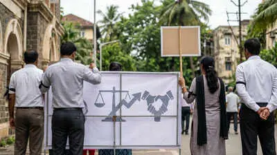 Maharashtra court employees announce agitation over pay parity