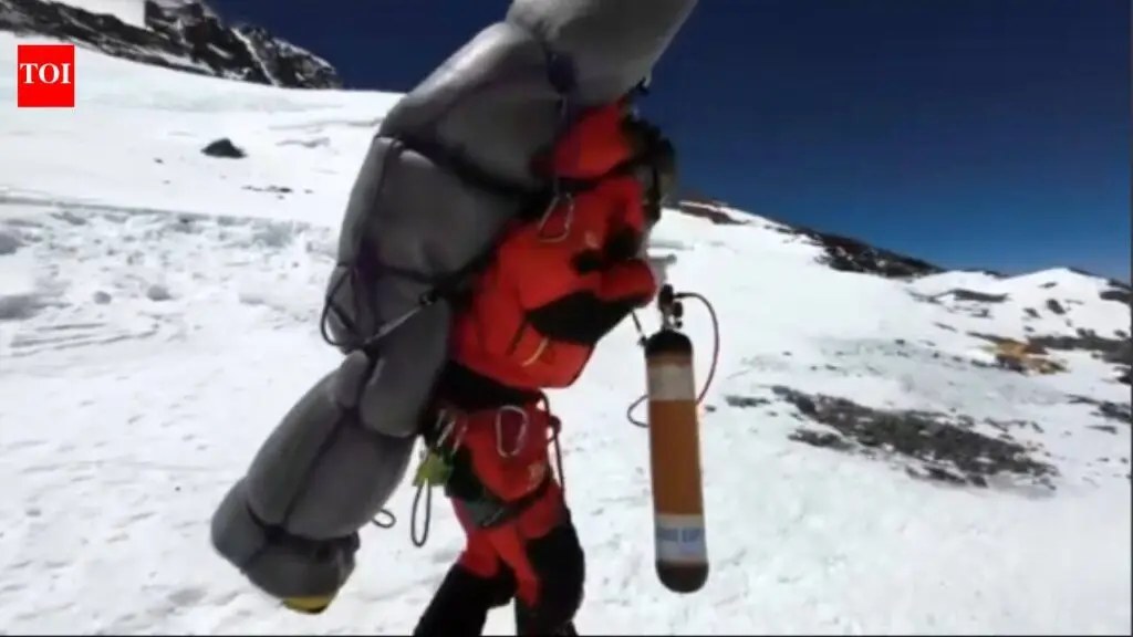 Sherpa Abandons Everest Summit Bid to Rescue Stranded Climber