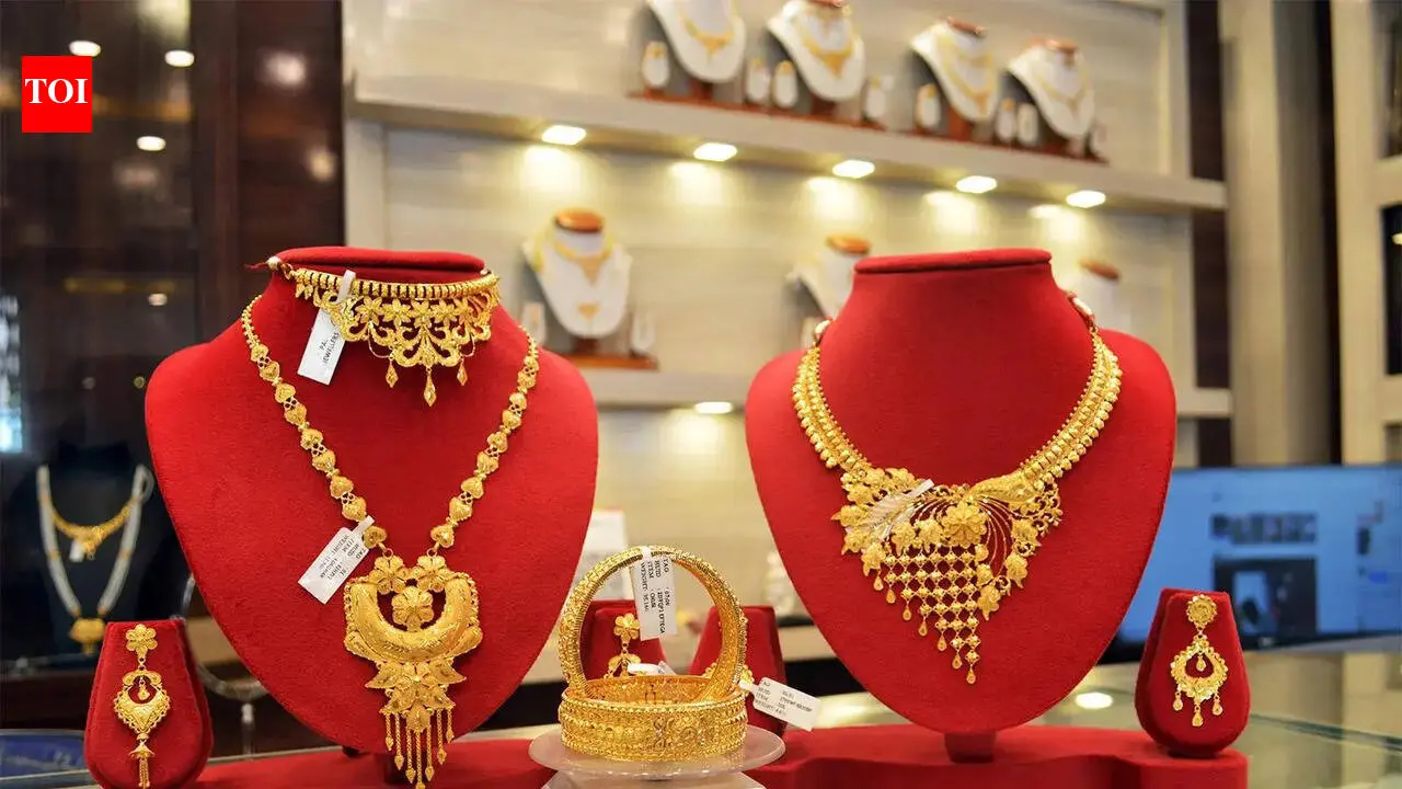 Gold targets Rs 1.57 lakh on weak dollar, analysts say