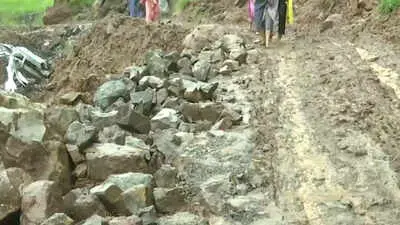 Girl dies as ambulance stuck in mud for 3 hours in J&K