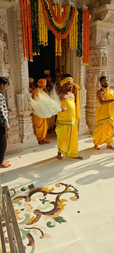 Ram temple priests get new yellow dress code