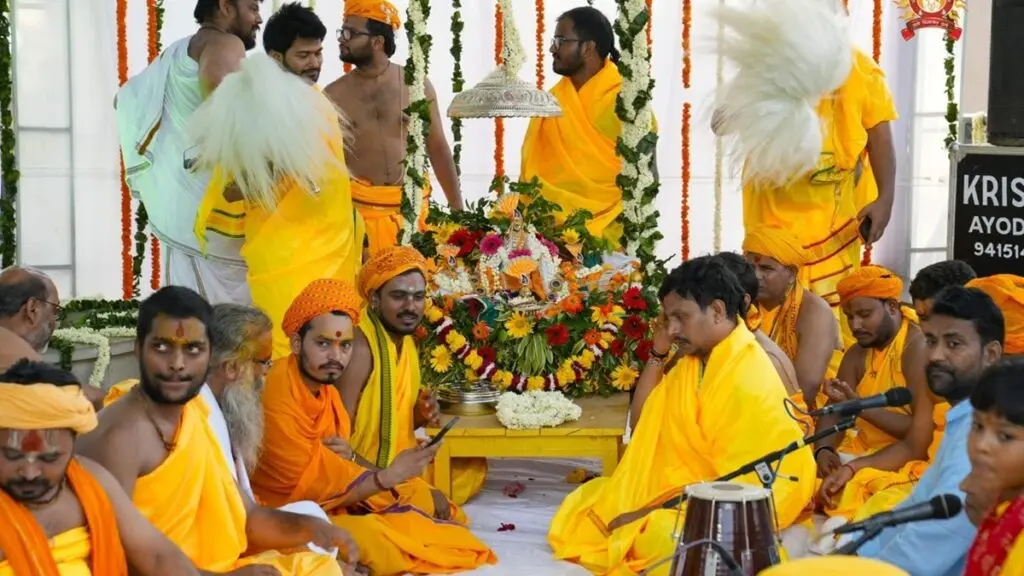 Ram temple priests get new yellow dress code