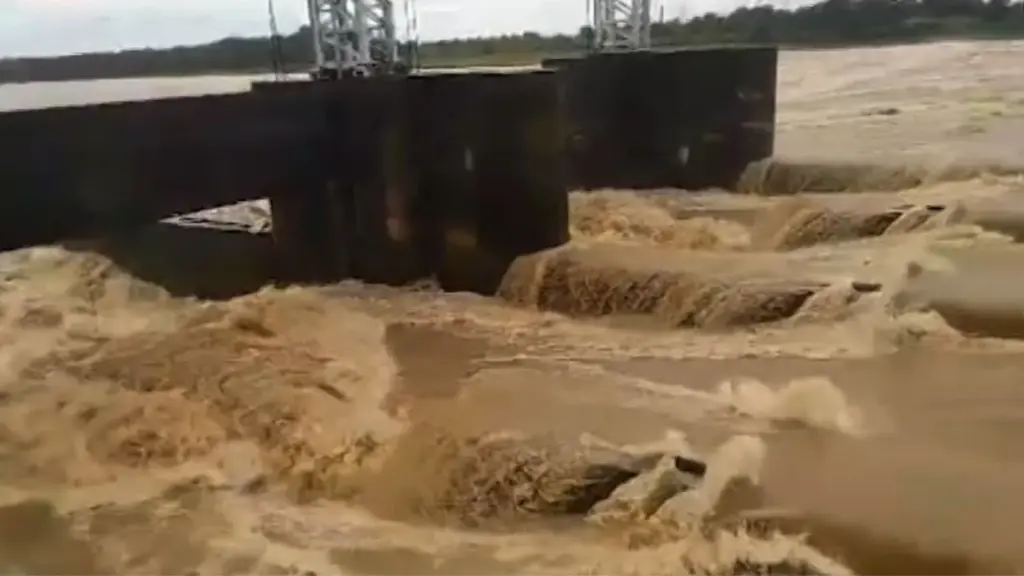 Odisha flood: river levels fall but breaches waterlog villages