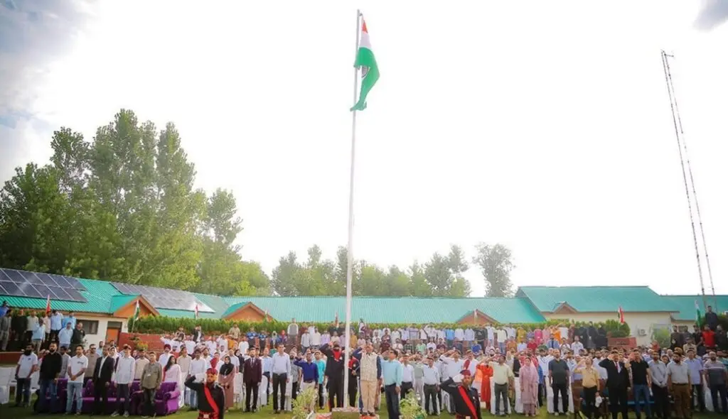 IUST, CUK VCs hoist flag on 80th Independence Day
