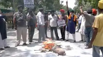 Sikh leaders protest outside Rahul Gandhi's home over Sajjan Kumar remarks
