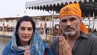 Suniel Shetty buys aam papad for wife at Golden Temple