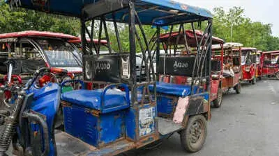 Two separate Delhi e-rickshaw accidents kill three
