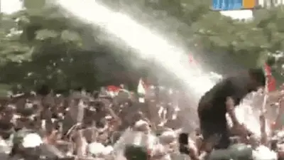 Jharkhand police lathi-charge students marching to assembly
