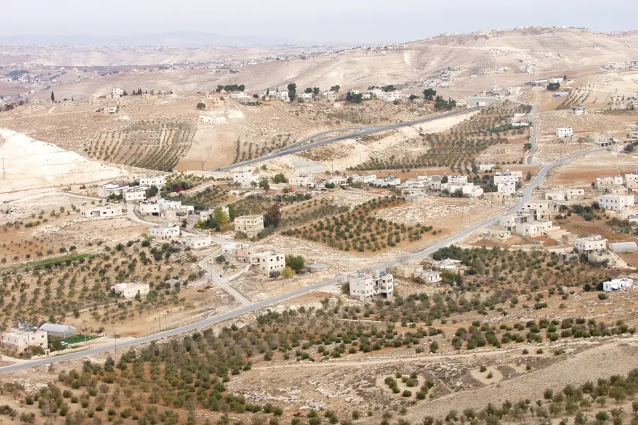Israeli settlers trap Palestinian families in Qusra for fifth day