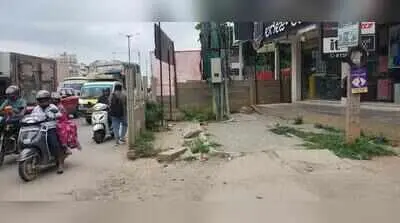 Broken footpaths force Bengaluru pedestrians onto busy roads