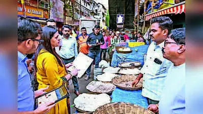 Licensed hawkers may use footpaths but not block them