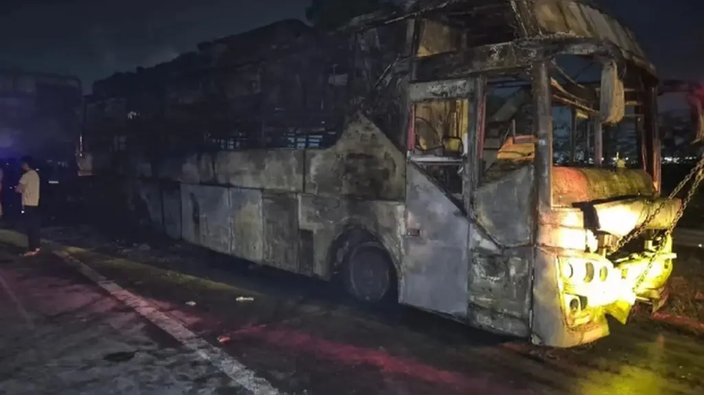 9 dead as tourist bus catches fire on Yamuna Expressway