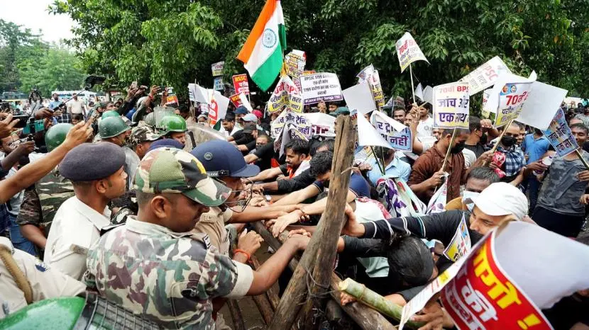 Patna job aspirants clash with police, demand exam cancellations