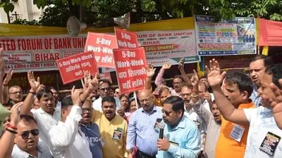Bank unions defer three-day strike after IBA panel promise