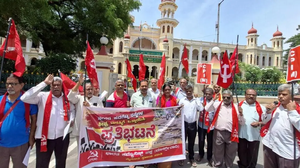 CPI(M) protests pothole-ridden roads in Mysuru