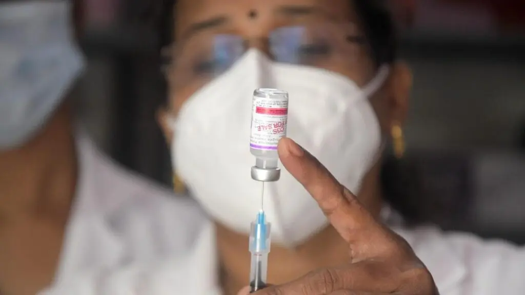 Delhi's elderly lack pneumonia vaccine as winter pollution worsens