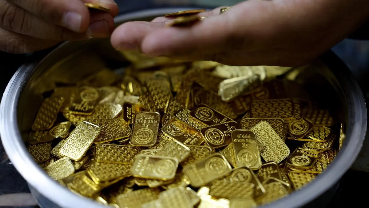 Gold flat, silver dips as US-Iran war drives safe-haven demand