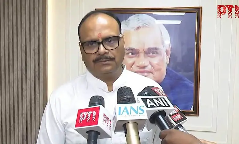 UP minister urges doctors to write prescriptions in Hindi