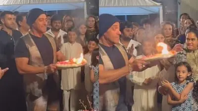 Salman Khan corrected by sister Arpita during Ganpati aarti