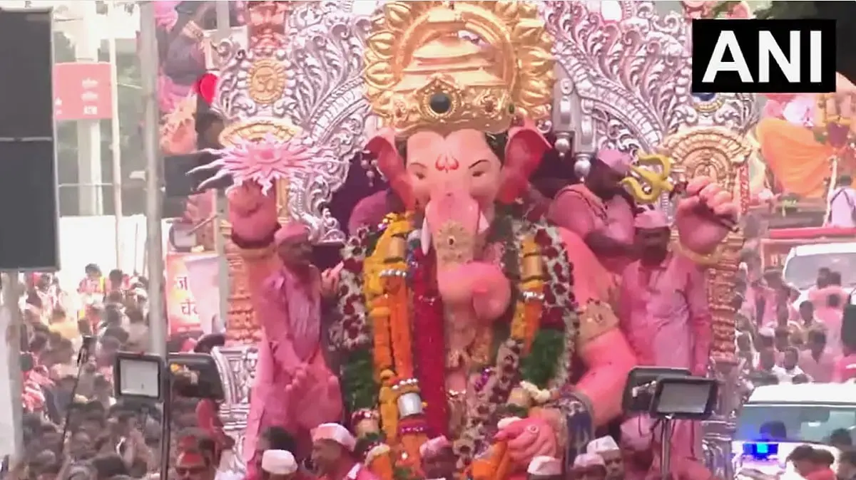 Lalbaugcha Raja immersed at Girgaon Chowpatty amid massive crowds