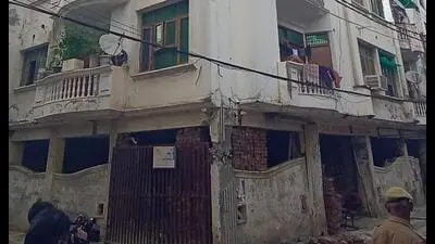 Lucknow building cracks force 25 families to flee illegal six-storey block