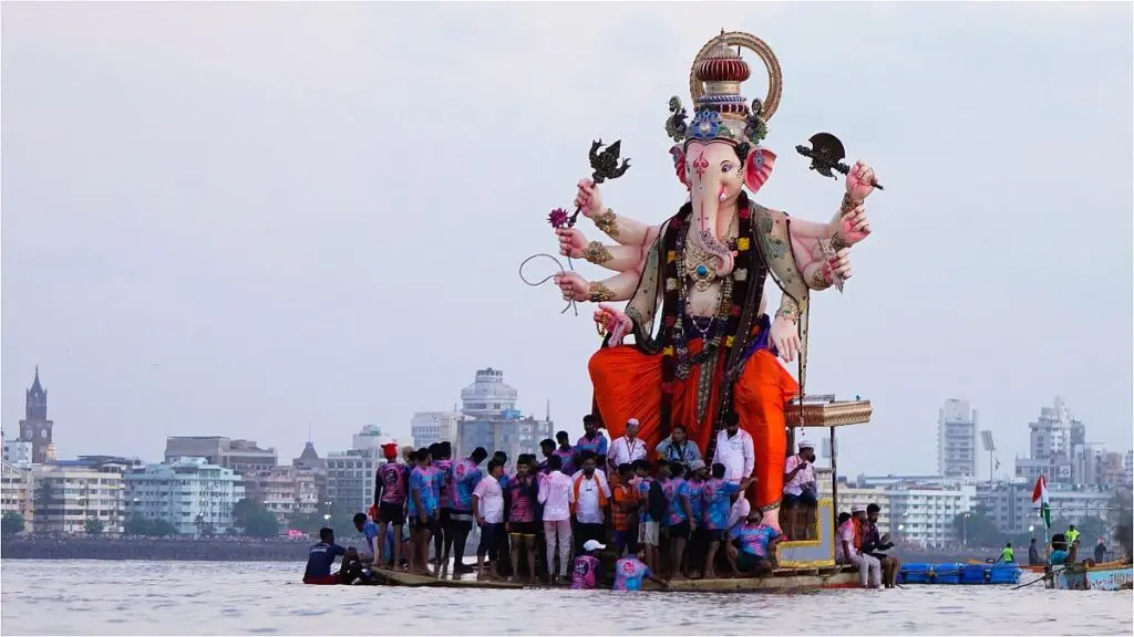 5 pure veg eateries near Girgaon Chowpatty for Ganesh Visarjan