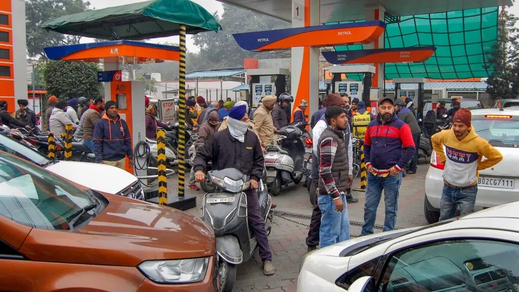 No PUC, no petrol at 500 Delhi fuel stations from October 1