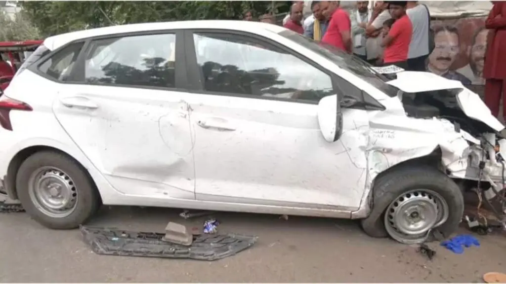 One killed as speeding car hits auto, rickshaw in south-east Delhi