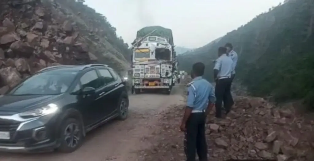 Landslide disrupts Srinagar-Jammu highway traffic at Dewal