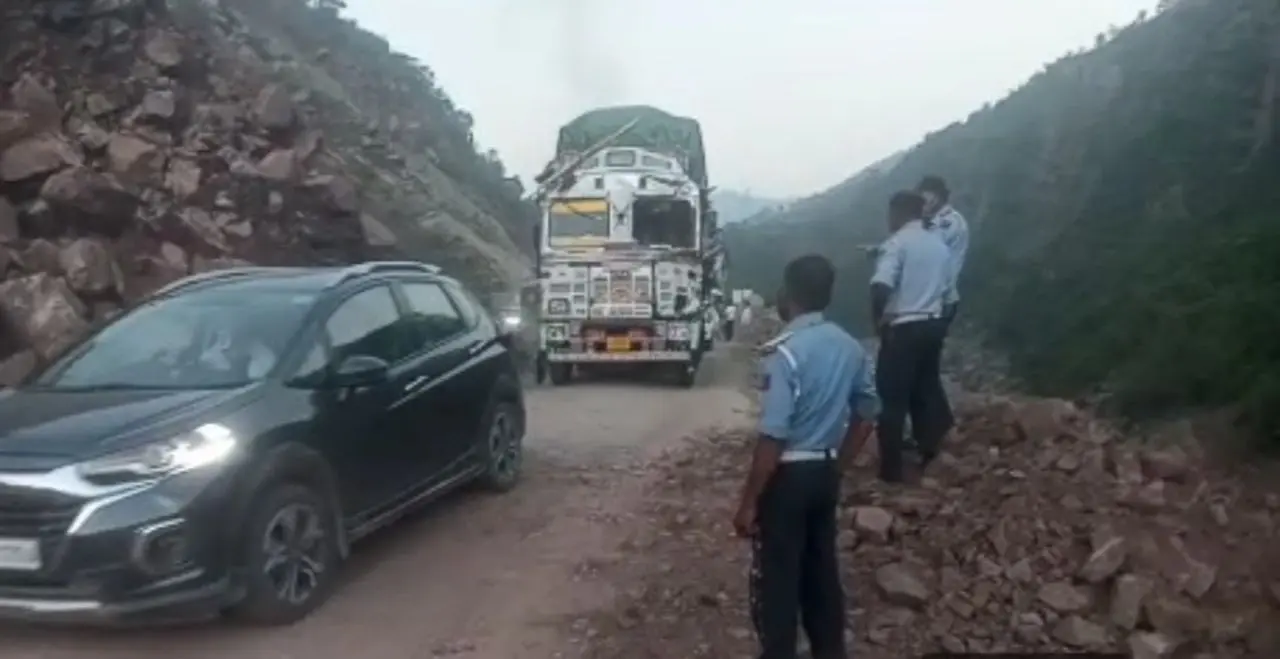 Landslide disrupts Srinagar-Jammu highway traffic at Dewal