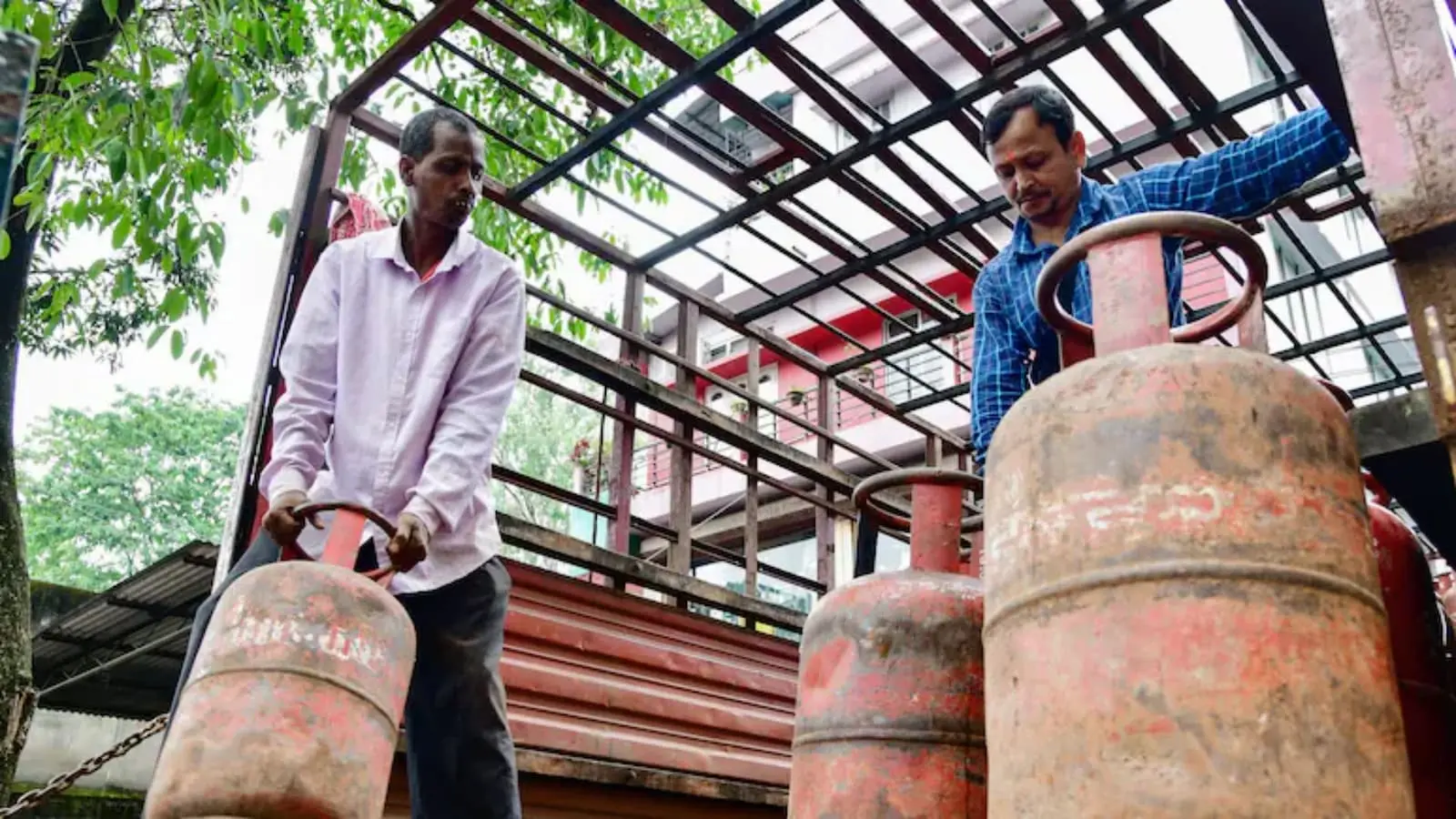 LPG subsidy to require Aadhaar biometric from October 1