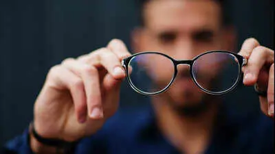 Sudden dark curtain in vision may signal retinal detachment