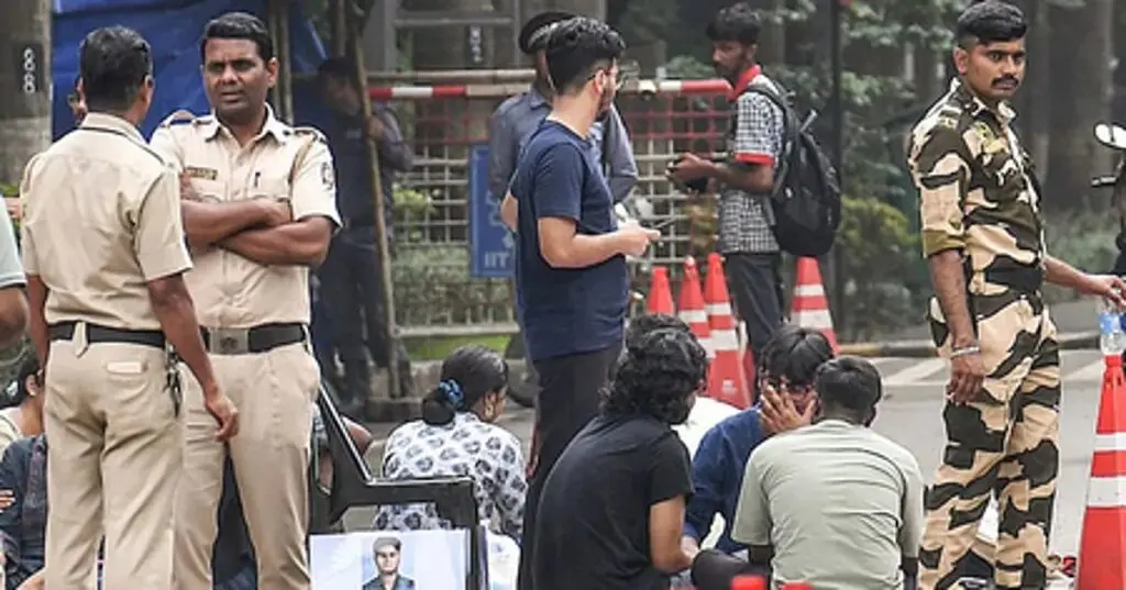 IIT Bombay suspends dean over student's suicide, Crime Branch investigates