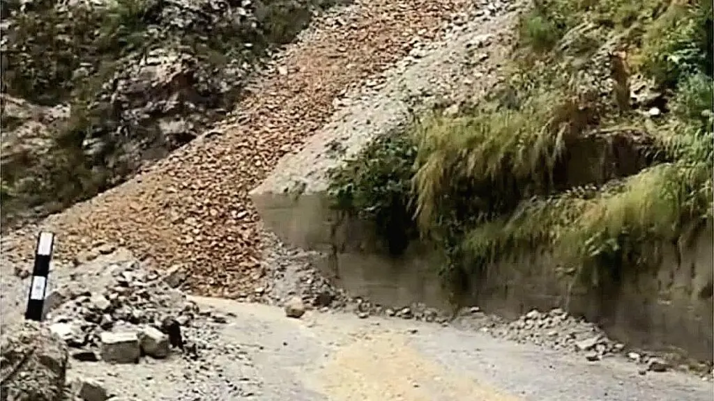 Landslide on Badrinath highway strands 4,000, Kedarnath yatra halted