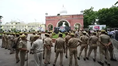 SC raps UP Police, suggests CBI take over all cases