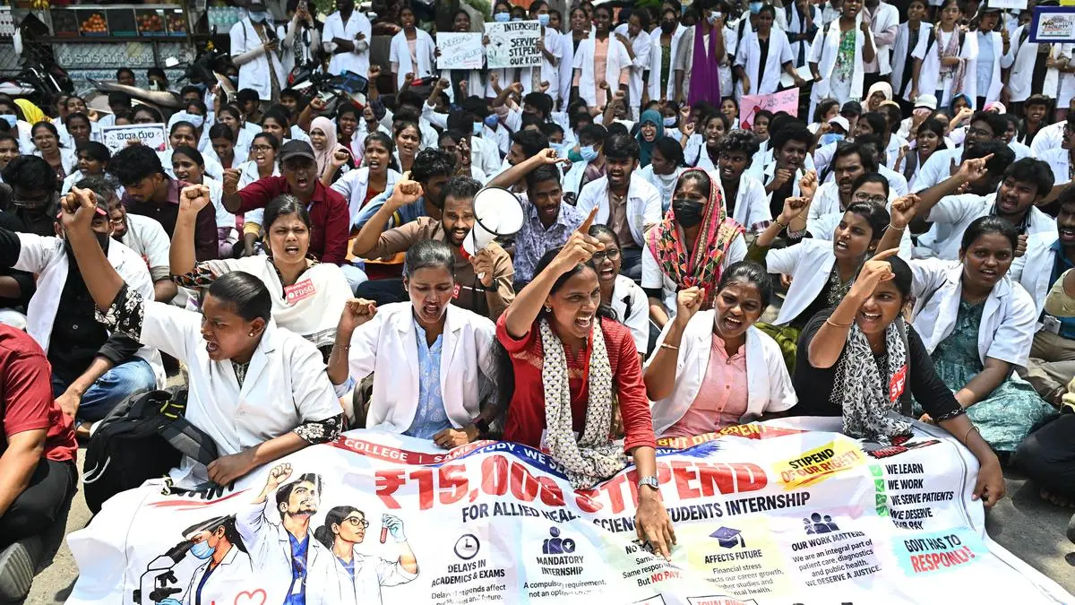 Paramedical students demand Rs 15,000 monthly stipend in Andhra