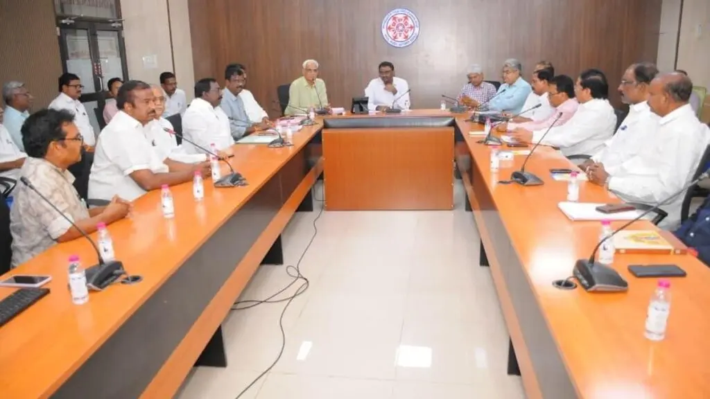APSRTC talks fail as unions reject 1,450 e-bus tenders