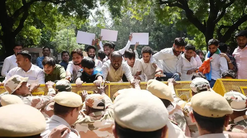 Protesters detained as march to Jantar Mantar enters third day