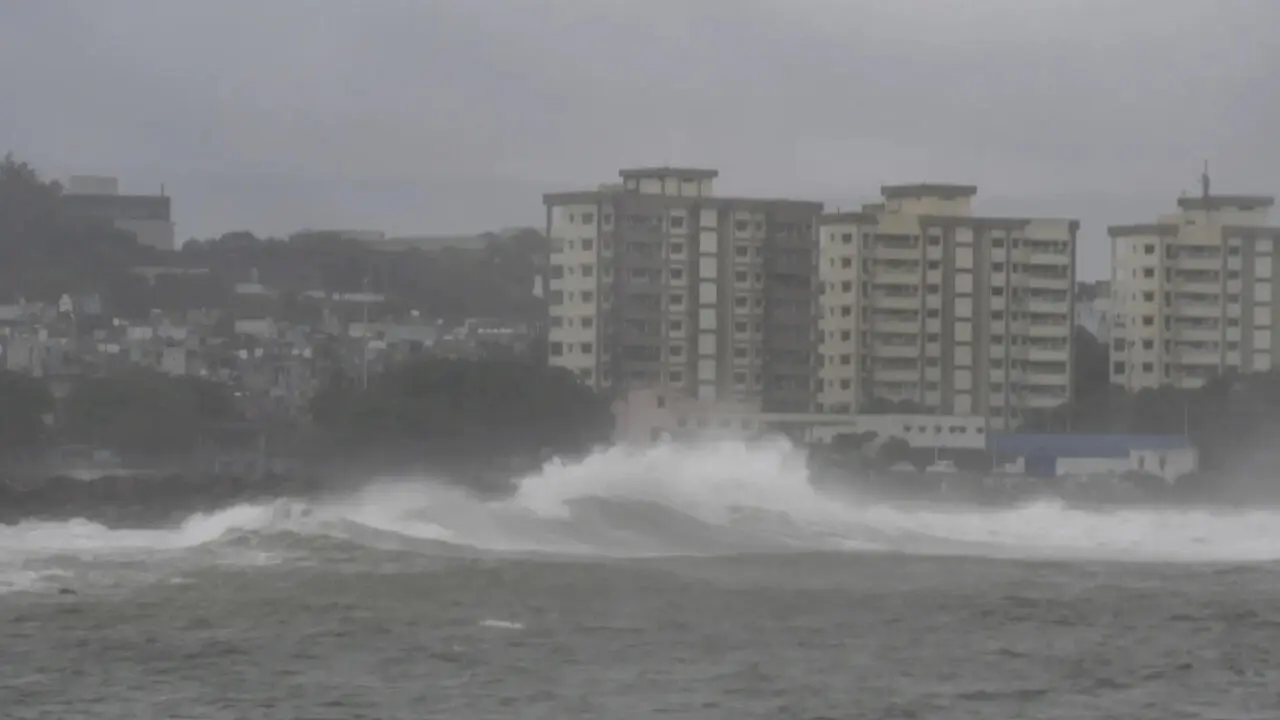 Cyclone Arnab kills 3 in Andhra Pradesh, over 180,000 evacuated