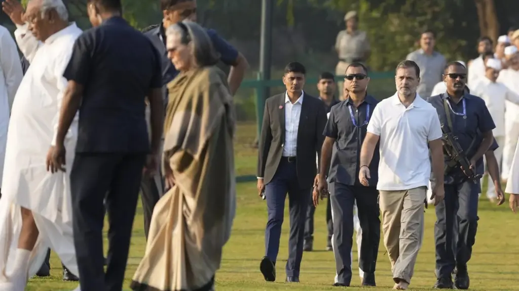 Congress leaders pay tribute to Indira Gandhi on 42nd death anniversary